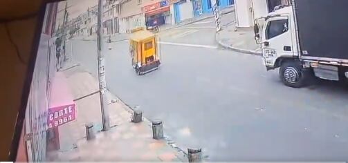 El adulto mayor cruzaba la calle, pero el bicitaxista no redujo su velocidad y terminó pasándole por encima.
