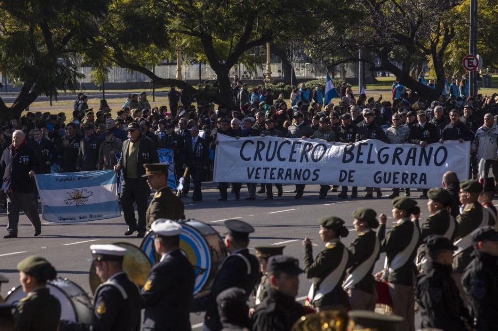Veteranos de la guerra de Malvinas desfilan frente al palco oficial durante el desfile del Día de la Independencia de 2024, el 9 de julio de 2024, en Buenos Aires, Argentina