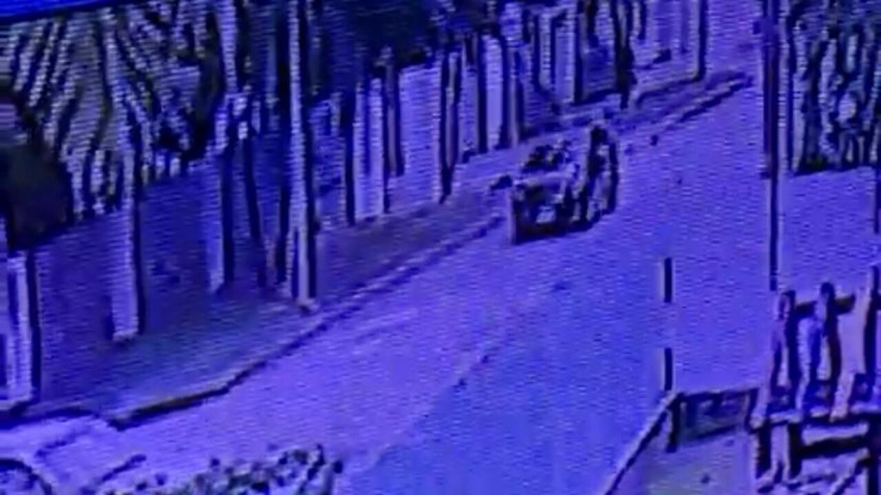 El accidente quedó grabado en una cámara de seguridad.