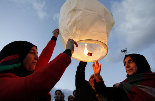 Estas mujeres están lanzando una luz durante el segundo aniversario de la revuelta que derrocó a Moammar Gadhafi en Libia. (AP)