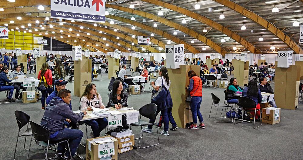 En la reciente encuesta de Invamer, el 36,5 por ciento dijo ser de derecha, el 30,2 por ciento señaló ser de centro, el 17 por ciento no se ubicó en ninguna corriente política y el 16,3 por ciento afirmó ser de izquierda.