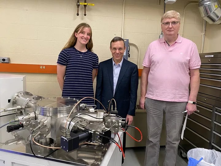 En la mitad Avi Loeb, director del Proyecto Galileo