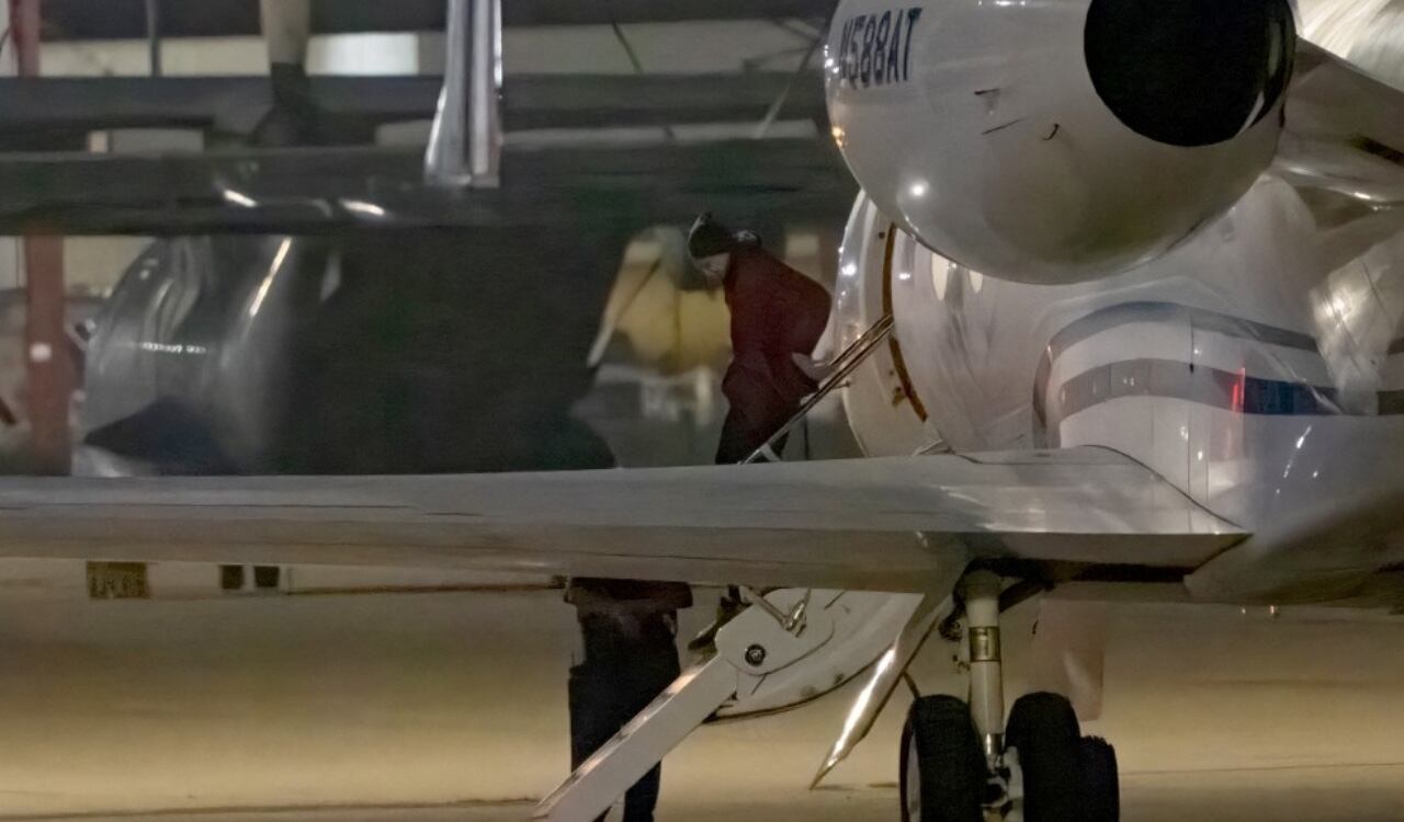 La basquetbolista Brittney Griner, quien estaba en prisión en Rusia, se baja del avión en Texas tras ser liberada en un intercambio de prisioneros