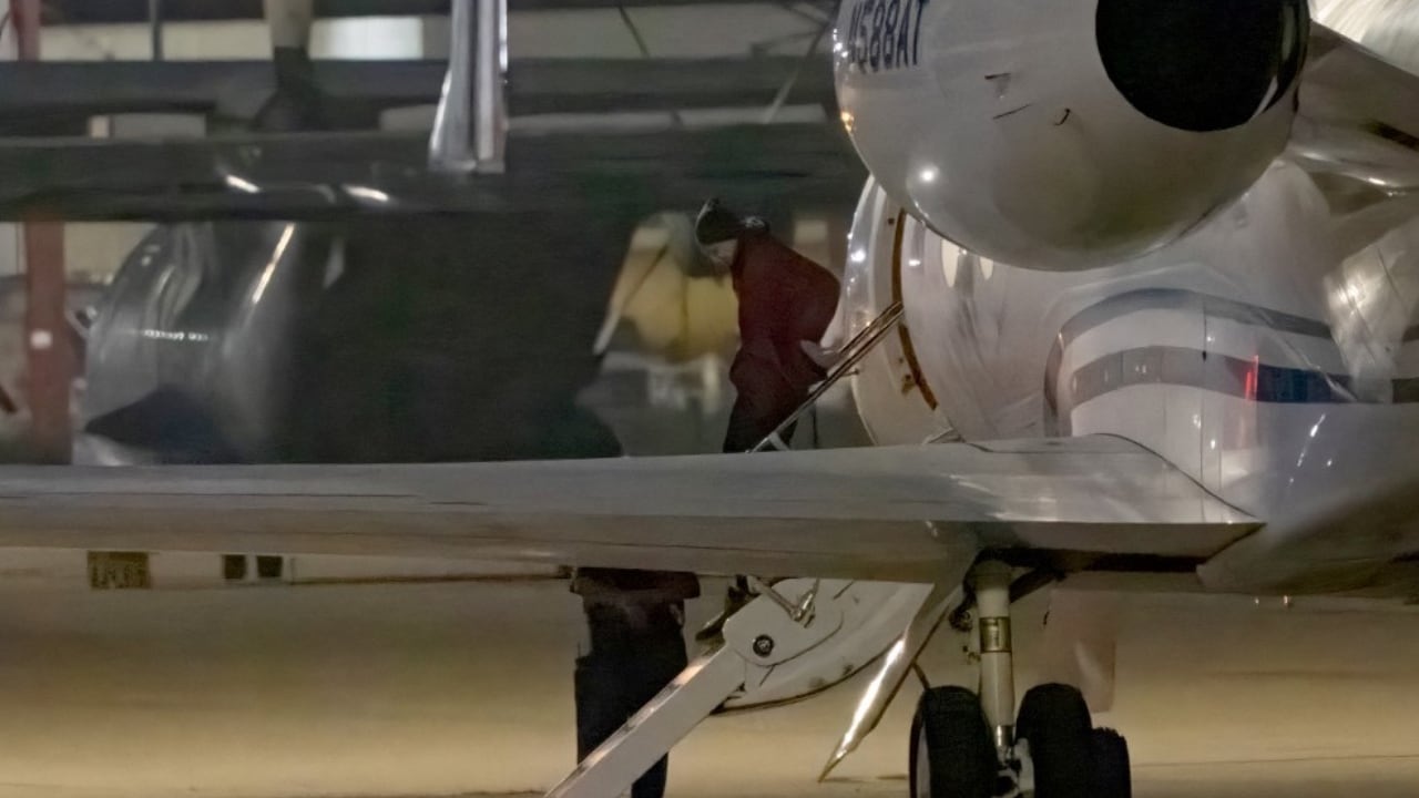 La basquetbolista Brittney Griner, quien estaba en prisión en Rusia, es fotografiada bajando del avión en Texas tras ser liberada en un intercambio de prisioneros