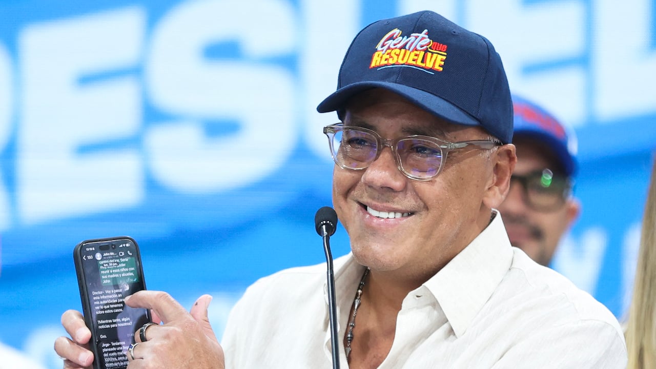 El presidente de la Asamblea Nacional de Venezuela, Jorge Rodríguez, hace un gesto durante una conferencia de prensa para dar inicio a la campaña electoral para las elecciones municipales en Caracas el 11 de julio de 2025