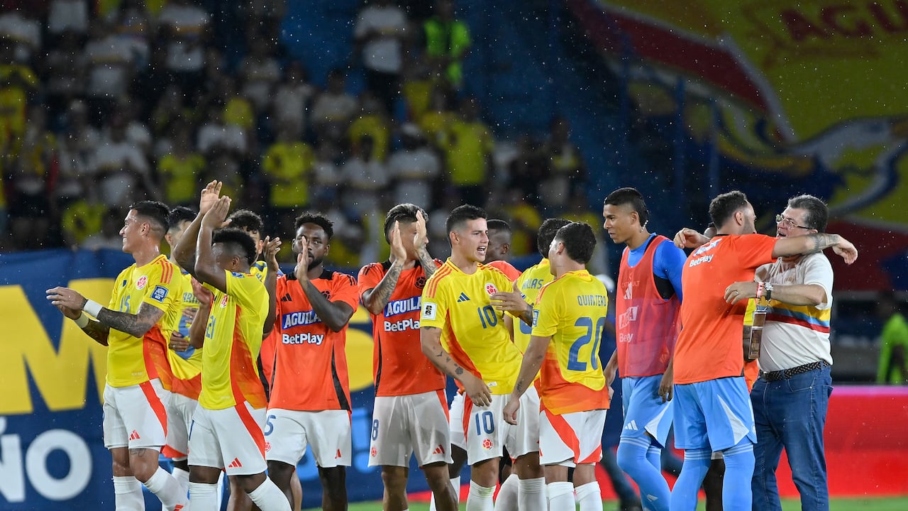 Jugadores de Colombia celebran la victoria durante el partido de las Eliminatorias Sudamericanas al Mundial de la Fifa 2026 entre Colombia y Bolivia en el Estadio Metropolitano Roberto Meléndez el 4 de septiembre de 2025 en Barranquilla, Colombia.