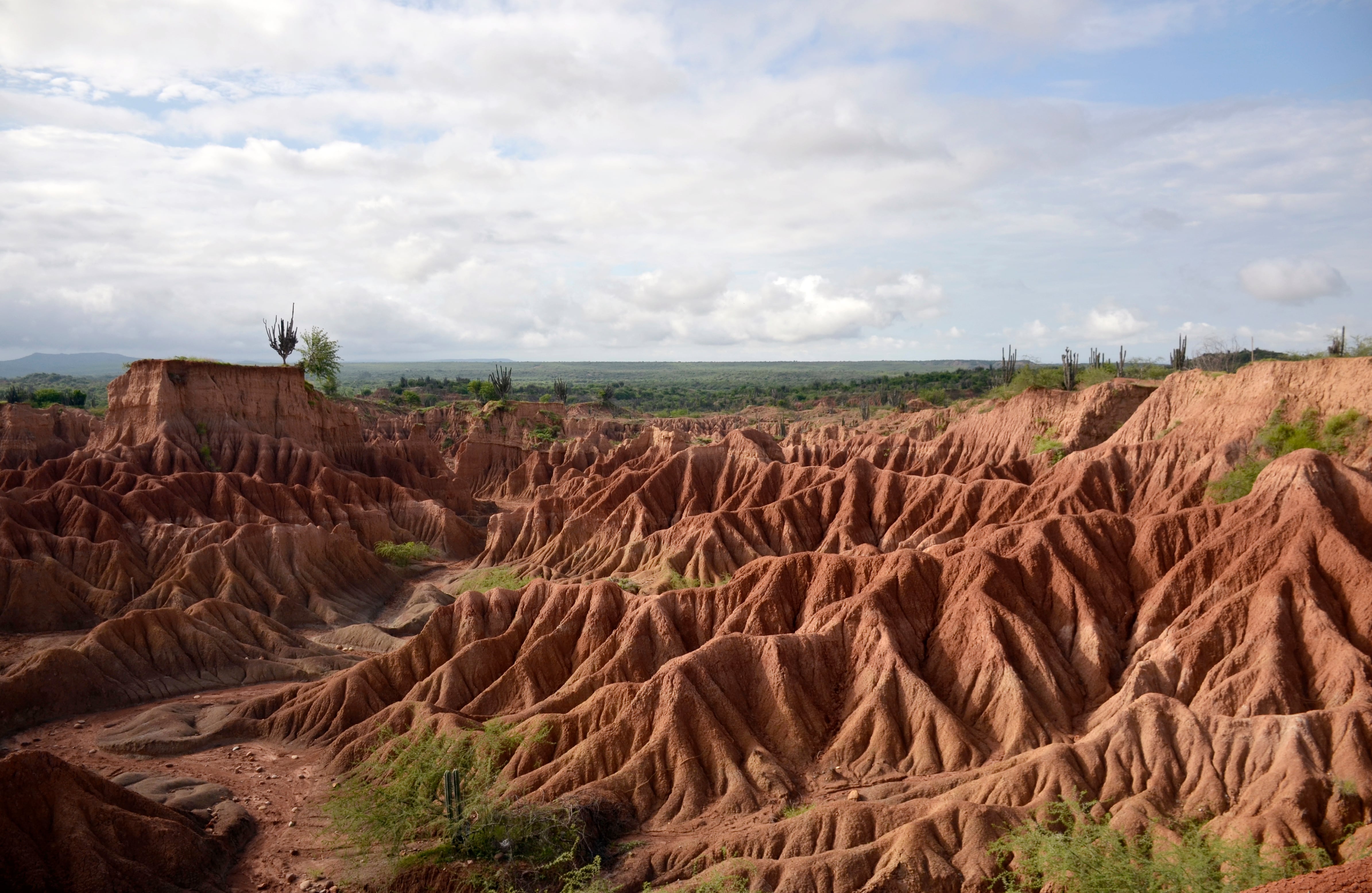 Desierto de La Tatacoa. Muchos llegan hasta este lugar por su imponente paisaje y para ver las estrellas desde el Observatorio Astronómico. Sin embargo, a 15 minutos, en pleno centro del desierto, se ofrece el plan turístico de visitar un ‘ovnipuerto’, donde, según los guías y habitantes del lugar, aterrizan objetos voladores no identificados. Foto: Diana Rey Melo