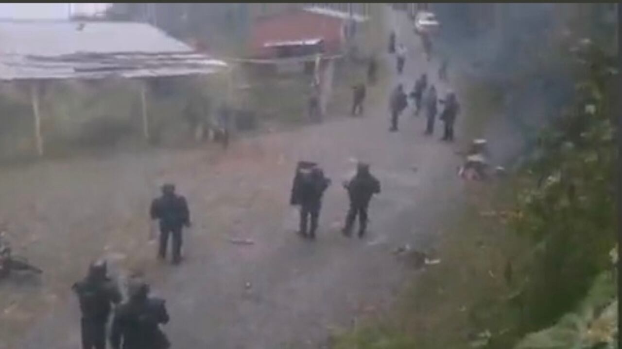 Imagen de los enfrentamientos entre el Esmad y la comunidad en el corregimiento La Hermosura, Bolívar, Santander.