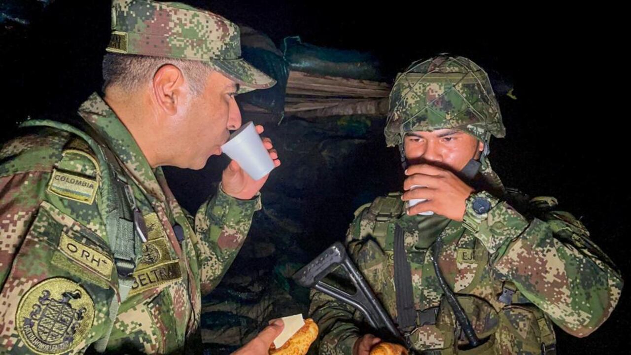 El noble gesto de un general con su tropa