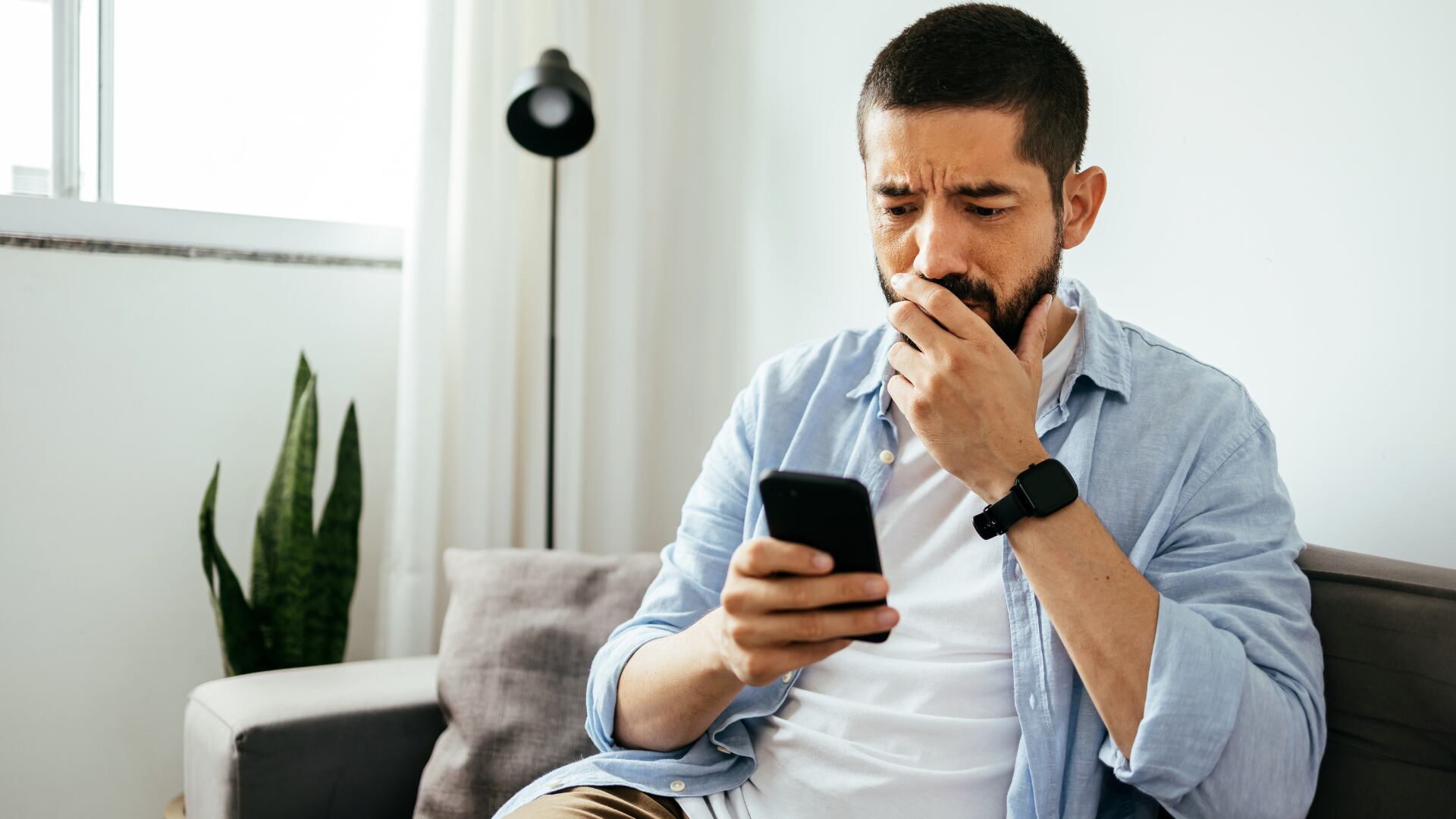 A través de un software malicioso, los ciberdelincuentes pueden tomar el control del celular.