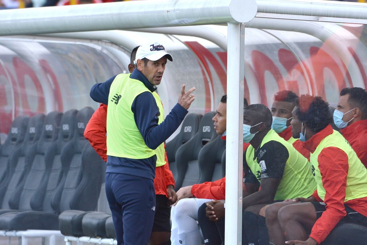 BOGOTÁ - COLOMBIA, 07-11-2021.Arturo Reyes director técnico de Atlético Junior gesticula durante partido por la fecha 18 entre Independiente Santa Fe y Atlético Junior como parte de la Liga BetPlay DIMAYOR II 2021 jugado en el estadio Nemesio Camacho El Campin de la ciudad de Bogotá. / Arturo Reyes coach of Atletico Junior gestures during Match for the date 18 between Independiente Santa Fe and Atletico Junior as part of the BetPlay DIMAYOR League I 2021 played at Nemesio Camacho El Campin stadium in Bogota city. Photo: VizzorImage / Edgar Cusguen / Contribuidor