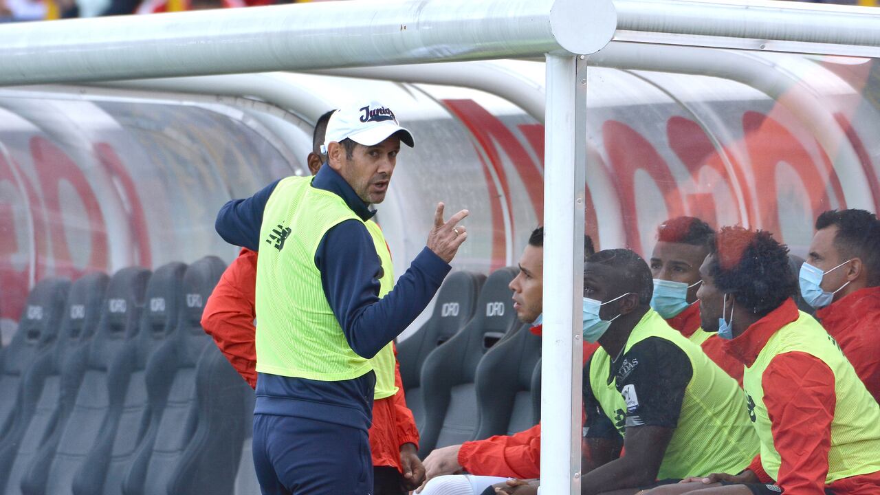 BOGOTÁ - COLOMBIA, 07-11-2021.Arturo Reyes director técnico de Atlético Junior gesticula durante partido por la fecha 18 entre Independiente Santa Fe y Atlético Junior como parte de la Liga BetPlay DIMAYOR II 2021 jugado en el estadio Nemesio Camacho El Campin de la ciudad de Bogotá. / Arturo Reyes coach of Atletico Junior gestures during Match for the date 18 between Independiente Santa Fe and Atletico Junior as part of the BetPlay DIMAYOR League I 2021 played at Nemesio Camacho El Campin stadium in Bogota city. Photo: VizzorImage / Edgar Cusguen / Contribuidor
