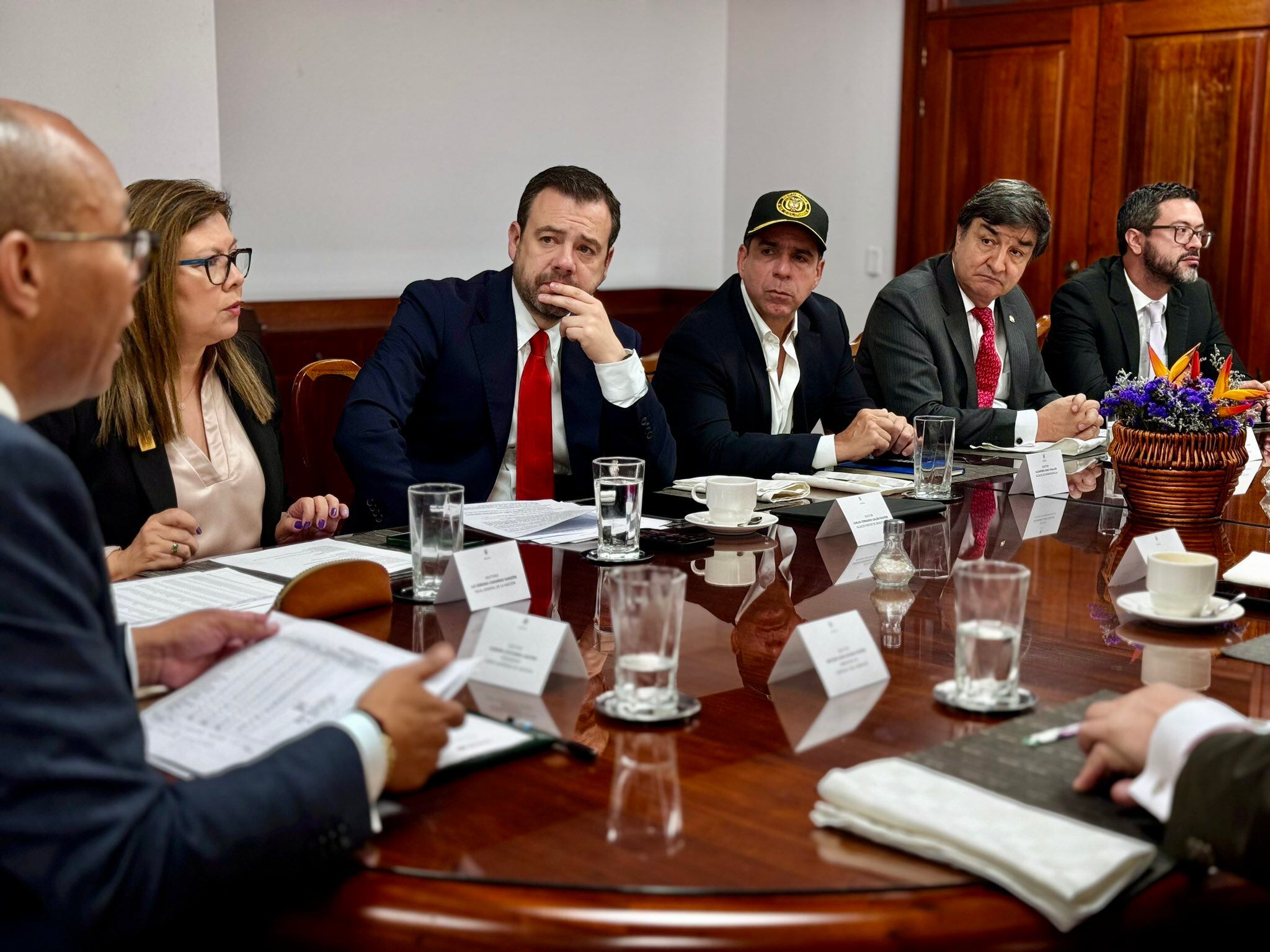 Alcaldes de ciudades principales y autoridades del orden nacional reunidos por temas de hacinamiento y seguridad.