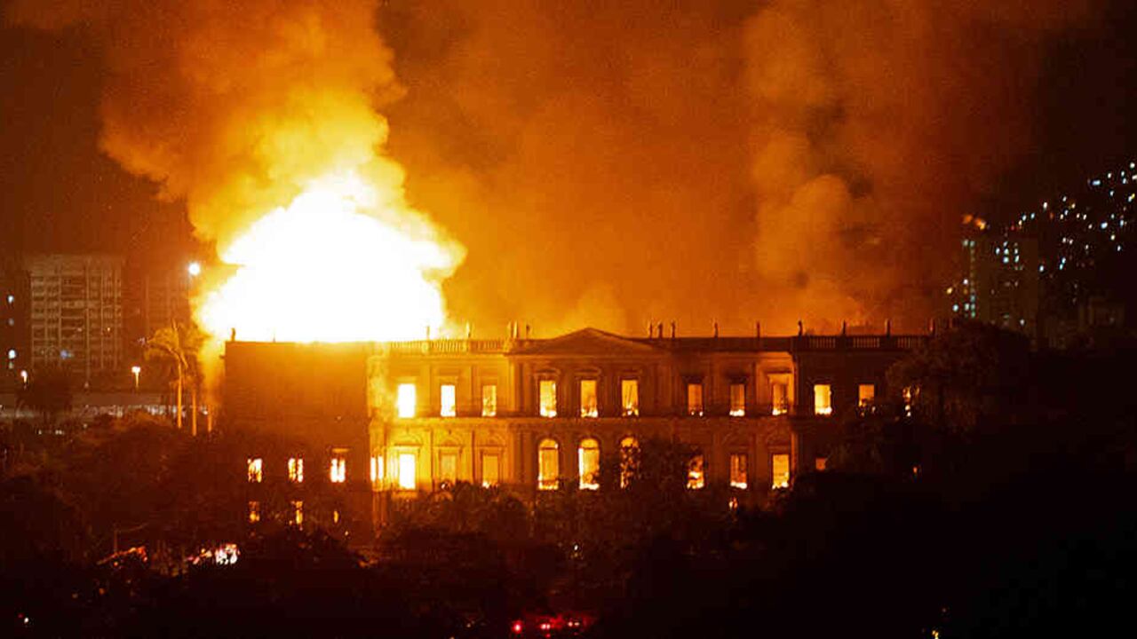 Desde el incendio, decenas de paleontólogos y arqueólogos trabajan en la busca de vestigios y materiales entre los escombros. Alrededor de 2.000 piezas, de los 20 millones que poseía el museo, fueron encontradas, entre ellas su principal joya: Luzia, un fósil humano de 12.000 años.