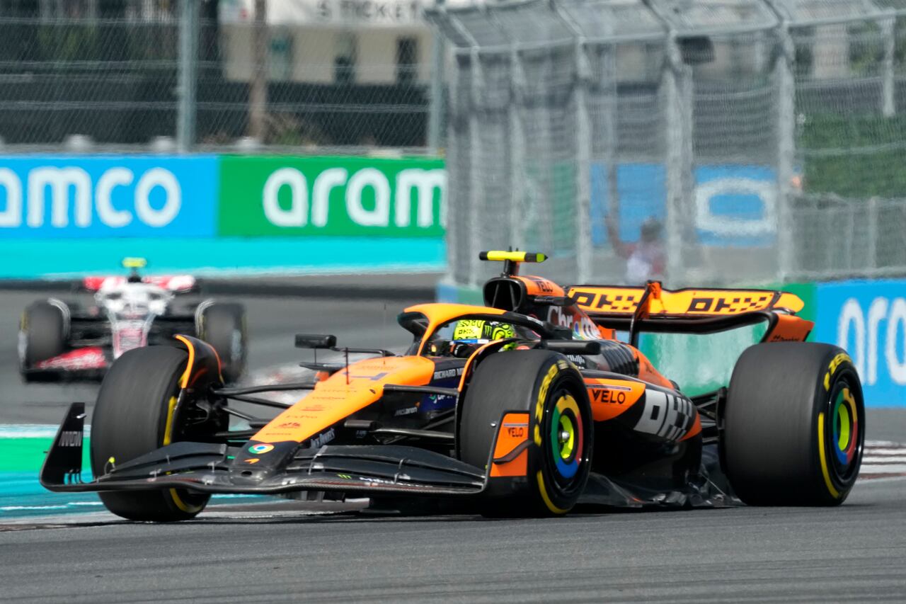 El piloto de McLaren, Lando Norris, de Gran Bretaña, conduce su auto durante la carrera automovilística del Gran Premio de Fórmula Uno de Miami el domingo 5 de mayo de 2024, en Miami Gardens, Florida (Foto AP/Wilfredo Lee)