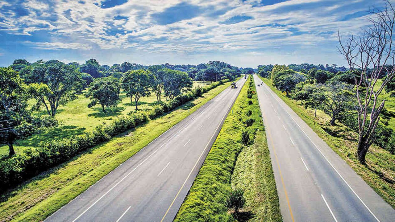 La Ruta del Sol es uno de los proyectos viales más importantes del país, pues busca mejorar la movilización de mercancías y pasajeros entre el centro y la costa Atlántica.
