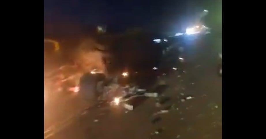 La vía fue bloqueada, debido al accidente, impidiendo que circularan los carros que transitaban por la zona.