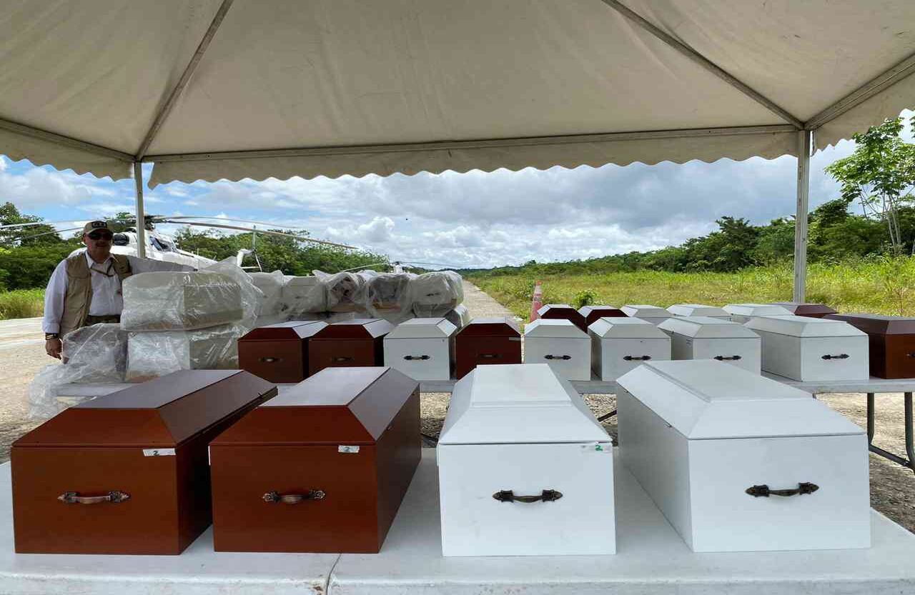 En ataúdes blancos y marrones fueron dispuestos los restos de las víctimas de una pipeta lanzada por las Farc en medio de un enfrentamiento con los paramilitares el 2 de mayo de 2002.  Foto: Unidad Nacional de Víctimas. 