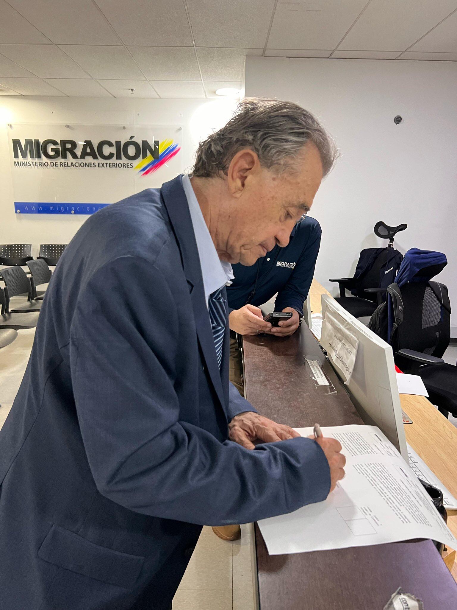 las primeras imágenes de Carlos Lehder capturado en Colombia. Tiene 74 años de edad