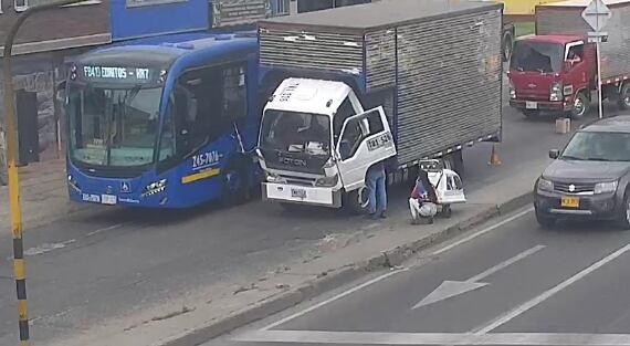 Camión varado en Engativá.