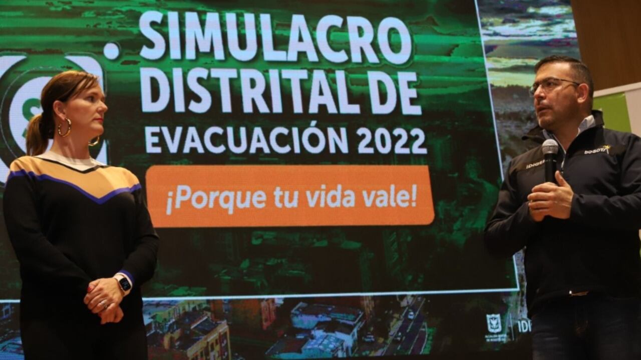 La secretaria distrital de Ambiente, Carolina Urrutia, y el director del Idiger, Guillermo Escobar, anunciaron que el 4 de octubre se hará el simulacro de evacuación en Bogotá.
