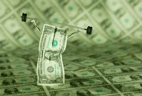 La caída del dólar reduce los ingresos en pesos de los exportadores, mientras el diferencial de tasas sigue atrayendo capitales y aumentando la presión sobre la moneda colombiana.