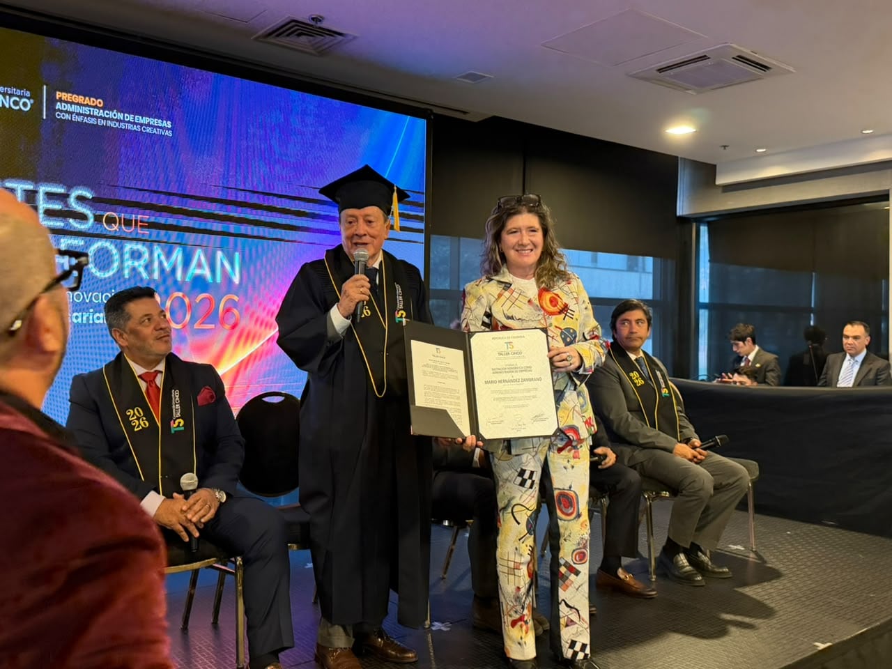 Mario Hernández recibió doctorado 'Honoris Causa' en administración de empresas en Taller Cinco.