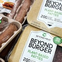 Los productos Beyond Meat se ven en una vitrina refrigerada dentro de una tienda de comestibles en Mount Prospect, Illinois, el sábado 19 de febrero de 2022. Beyond Meat está eliminando alrededor de 200 puestos de trabajo y reduciendo su perspectiva de ingresos para todo el año a medida que la fabricante de carne intenta reducir los gastos y obtener un flujo de caja positivo. (AP Photo/Nam Y. Huh, File)