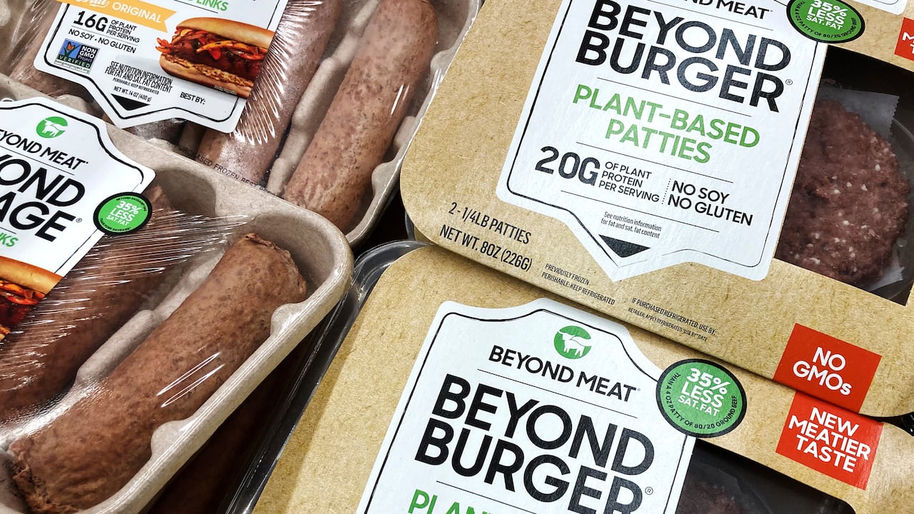Los productos Beyond Meat se ven en una vitrina refrigerada dentro de una tienda de comestibles en Mount Prospect, Illinois, el sábado 19 de febrero de 2022. Beyond Meat está eliminando alrededor de 200 puestos de trabajo y reduciendo su perspectiva de ingresos para todo el año a medida que la fabricante de carne intenta reducir los gastos y obtener un flujo de caja positivo. (AP Photo/Nam Y. Huh, File)