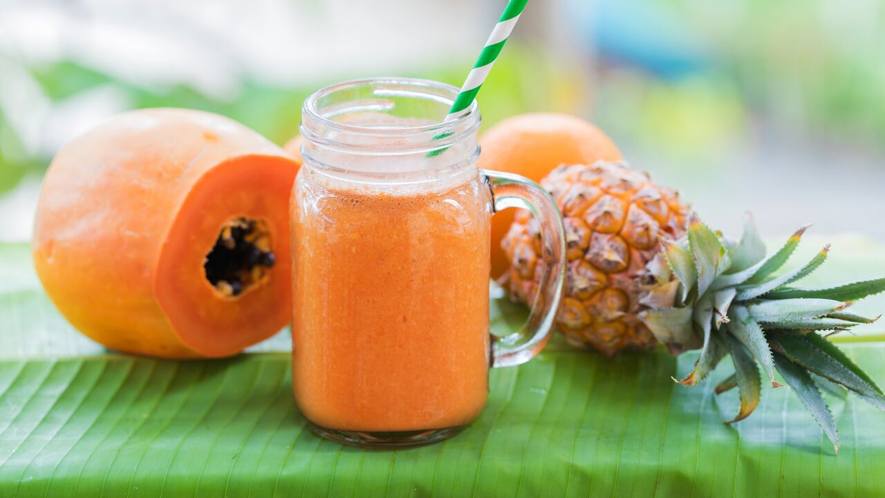 Se recomienda tomar un vaso del licuado de piña y papaya por las mañanas,
