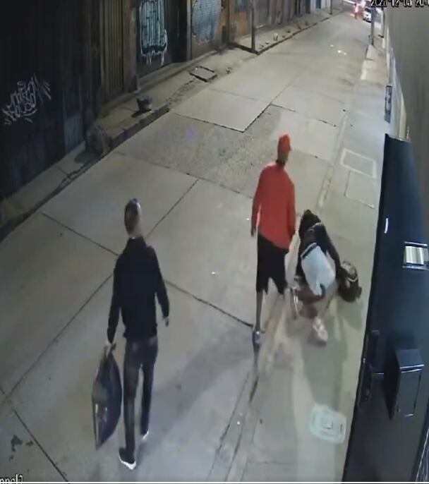 Un sujeto que pasó en moto y vio el robo no hizo nada para ayudar a la víctima.