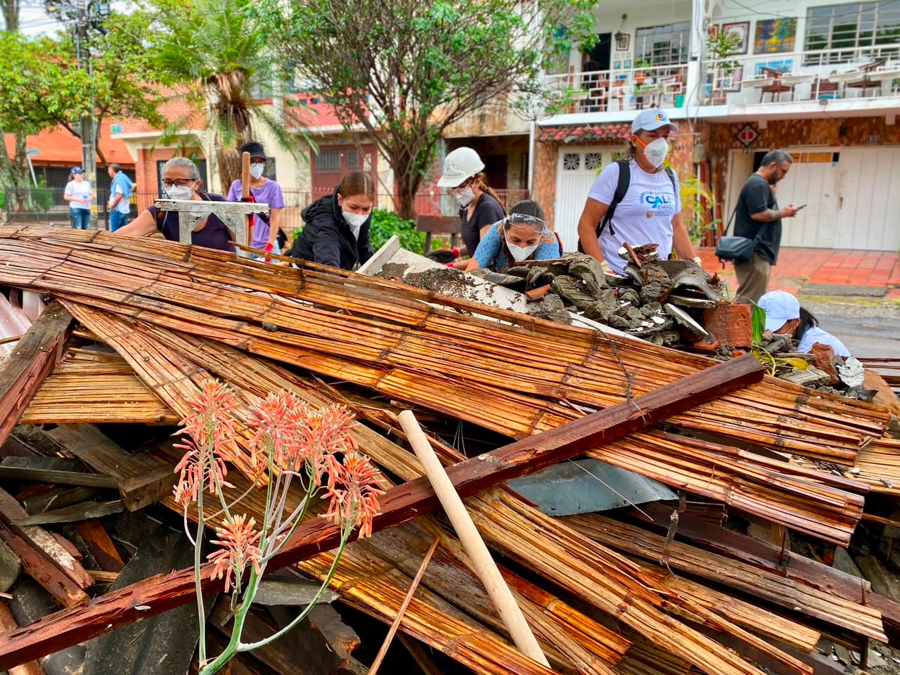 Caleños recuperan espacios afectados por el terremoto del 10 de agosto.