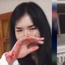 Mujer en shock tras taque ruso en Uman, Ucrania.