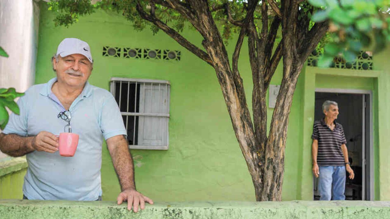 Después de 50 años, Hernando Robles espera por fin ser formalmente dueño del terreno en el que vive.