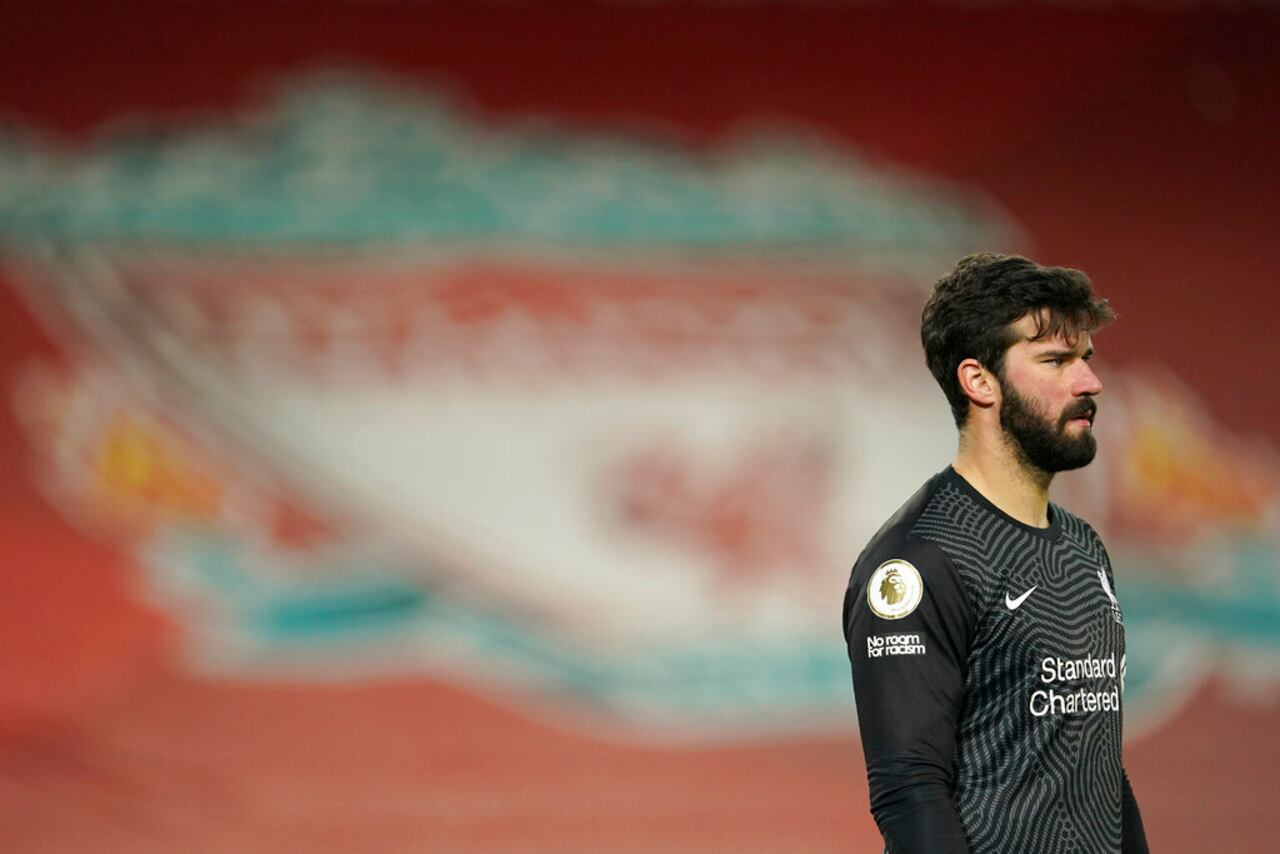 El portero del Liverpool, Alisson, se para en el campo durante el partido de fútbol de la Premier League inglesa entre el Liverpool y el Manchester City en el estadio de Anfield, Liverpool, Inglaterra, el domingo 20 de febrero. 7, 2021. (Foto AP / Jon Super, Pool)