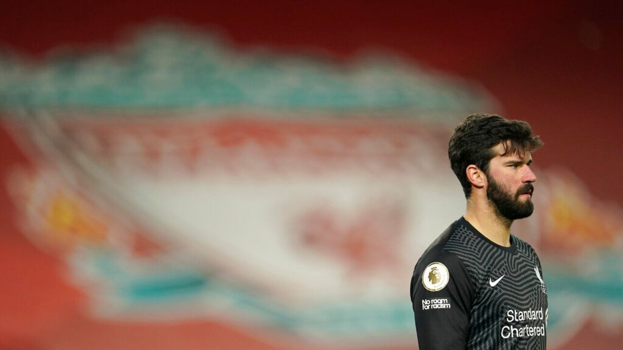 El portero del Liverpool, Alisson, se para en el campo durante el partido de fútbol de la Premier League inglesa entre el Liverpool y el Manchester City en el estadio de Anfield, Liverpool, Inglaterra, el domingo 20 de febrero. 7, 2021. (Foto AP / Jon Super, Pool)