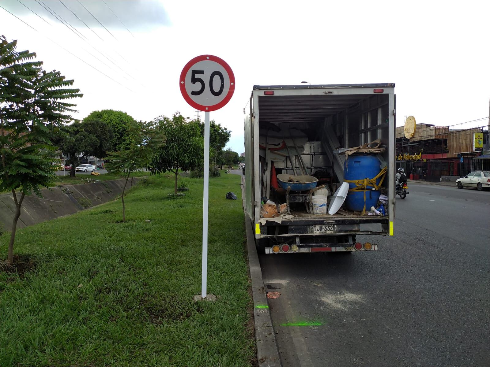 Reemplazo de las señales de tránsito en la autopista Suroriental.