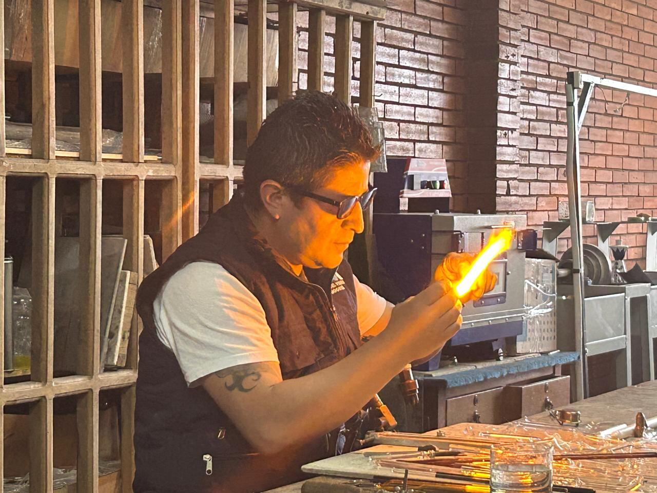 La técnica del arte de vidrio con soplete ha trascendido generaciones.