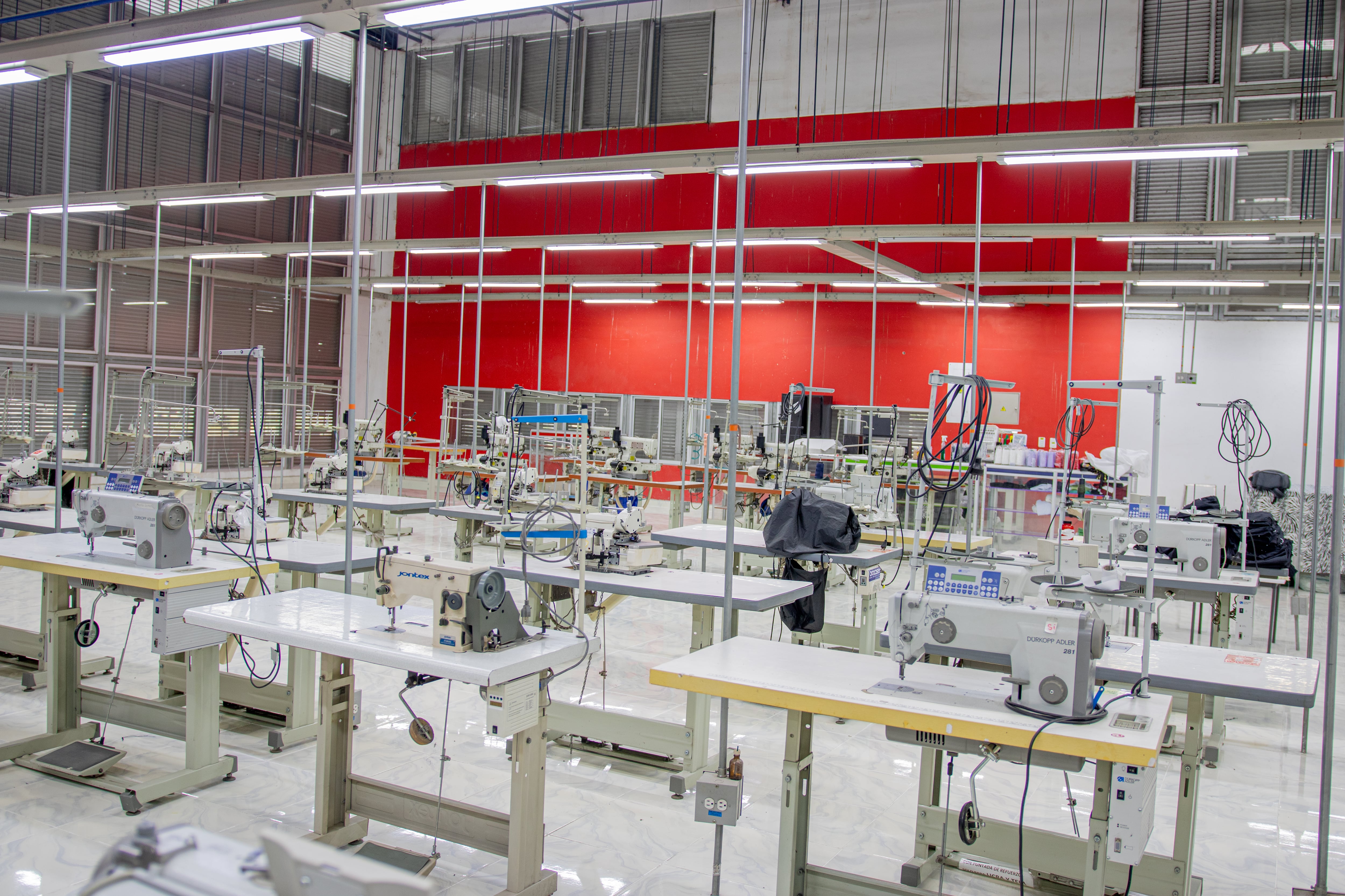 "Las madres cabeza de hogar son las verdaderas heroínas de nuestras comunidades. A menudo, son las únicas proveedoras de sus familias y, a pesar de los desafíos, se esfuerzan por ofrecer lo mejor a sus hijos. En este contexto, los centros textiles juegan un papel vital al proporcionarles las herramientas necesarias para emprender y fortalecer su economía local", expresaron los integrantes de la alcaldía.