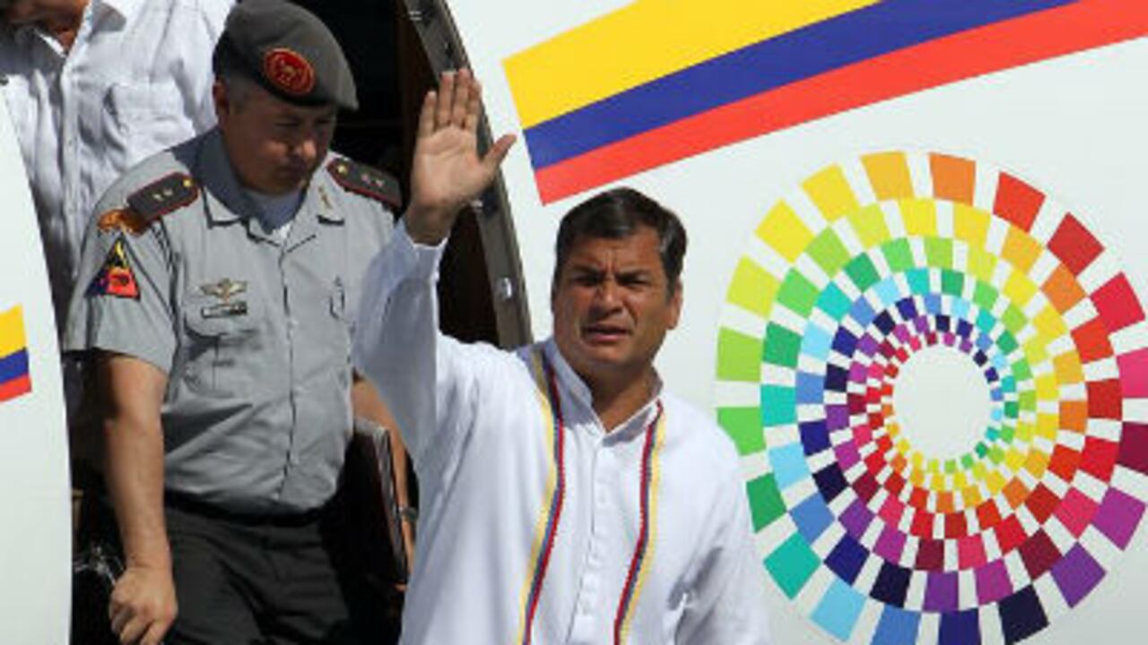 El presidente Correa saluda a su llegada a La Habana.