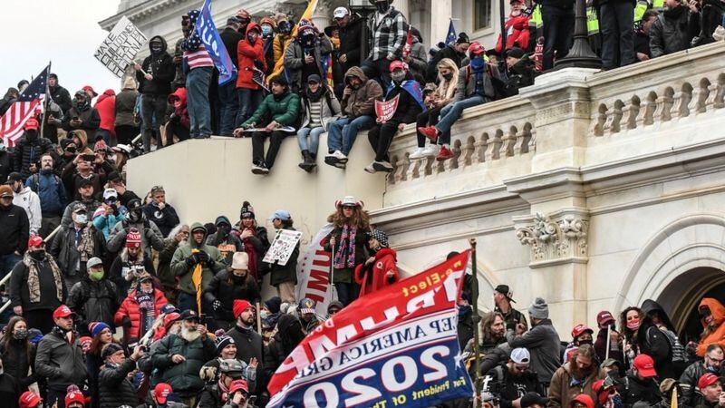 Una multitud de simpatizantes de Trump irrumpió en el Capitolio mientras los congresistas certificaban de la victoria de Joe Biden.