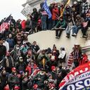 Una multitud de simpatizantes de Trump irrumpió en el Capitolio mientras los congresistas certificaban de la victoria de Joe Biden.