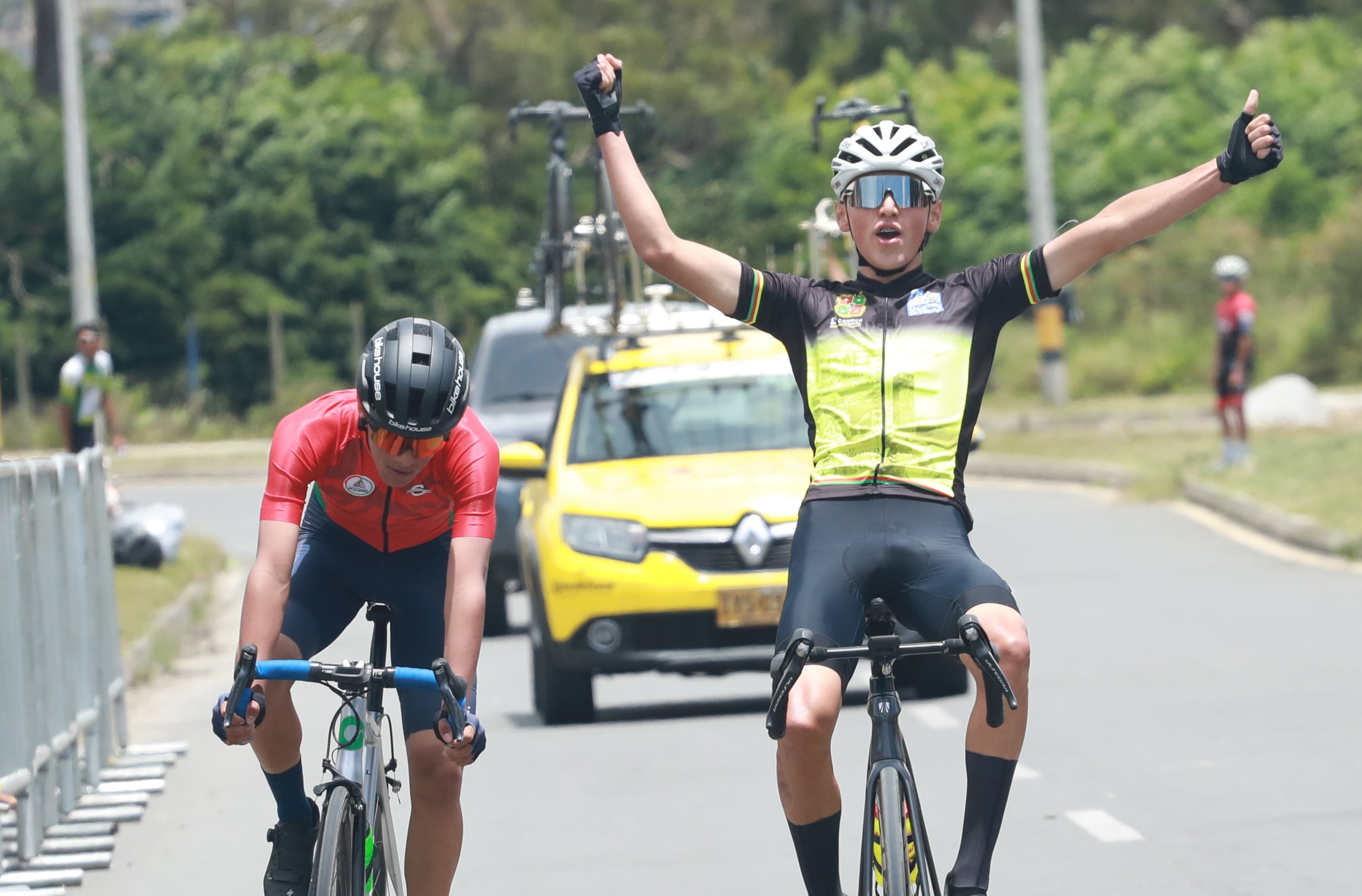 Con los brazos en alto y la emoción de quien ve cumplido un objetivo, Andrés Felipe Walteros Vega, de El Carmen de Viboral, celebra su triunfo en la prueba de ruta de la final departamental de los Juegos Intercolegiados de Antioquia 2025. Una imagen que refleja el camino de miles de jóvenes que encuentran en el deporte una oportunidad para transformar su futuro.