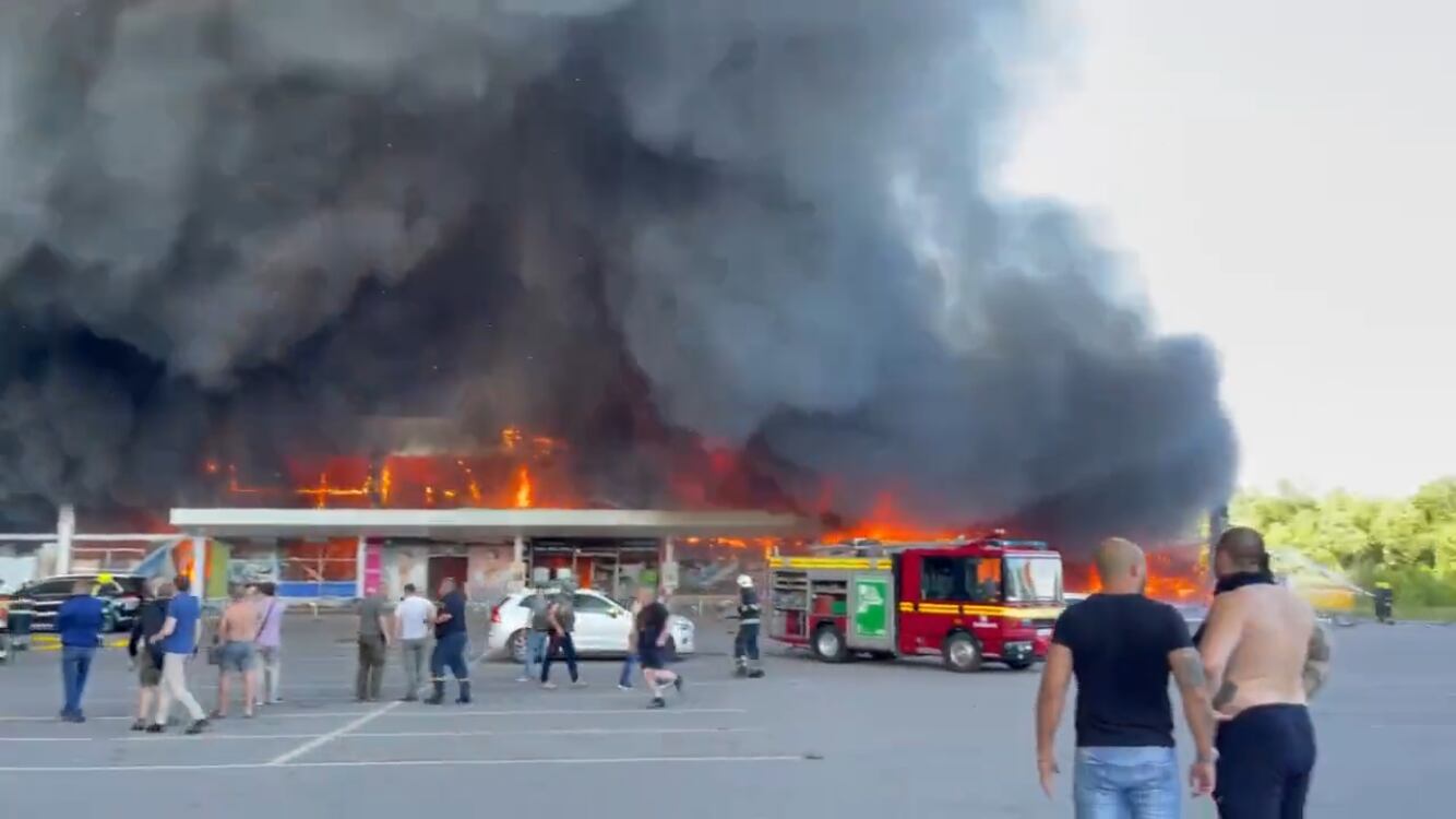 En el ataque ruso a un centro comercial en Ucrania, al menos dos personas murieron y 20 más resultaron heridas, nueve de ellas de carácter grave.