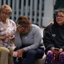 La gente se reúne afuera después de que se sintió un terremoto de magnitud 7.6 en la Ciudad de México, el lunes 19 de septiembre de 2022. El terremoto ocurrió a la 1:05 p.m. hora local, según el U.S. Geologic Survey, que dijo que el terremoto se centró cerca del límite de los estados de Colima y Michoacán. (AP Foto/Fernando Llano)