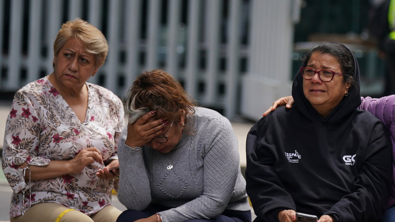 La gente se reúne afuera después de que se sintió un terremoto de magnitud 7.6 en la Ciudad de México, el lunes 19 de septiembre de 2022. El terremoto ocurrió a la 1:05 p.m. hora local, según el U.S. Geologic Survey.