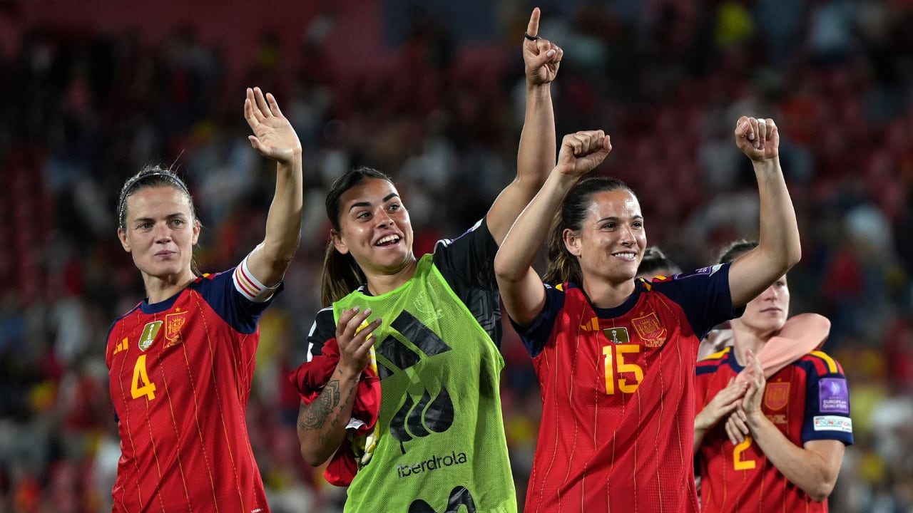 Selección de España Femenina celebra tras la goleada sobre Inglaterra en las eliminatorias al Mundial 2027.