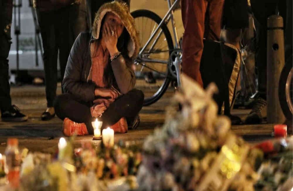 Un gran grupo de personas que venía de una concentración en el Parque de los Hippies llegó a las inmediaciones de la Universidad Javeriana para mostrar su rechazo a lo sucedido con Dilan. FOTO: Esteban Vega La Rotta // SEMANA