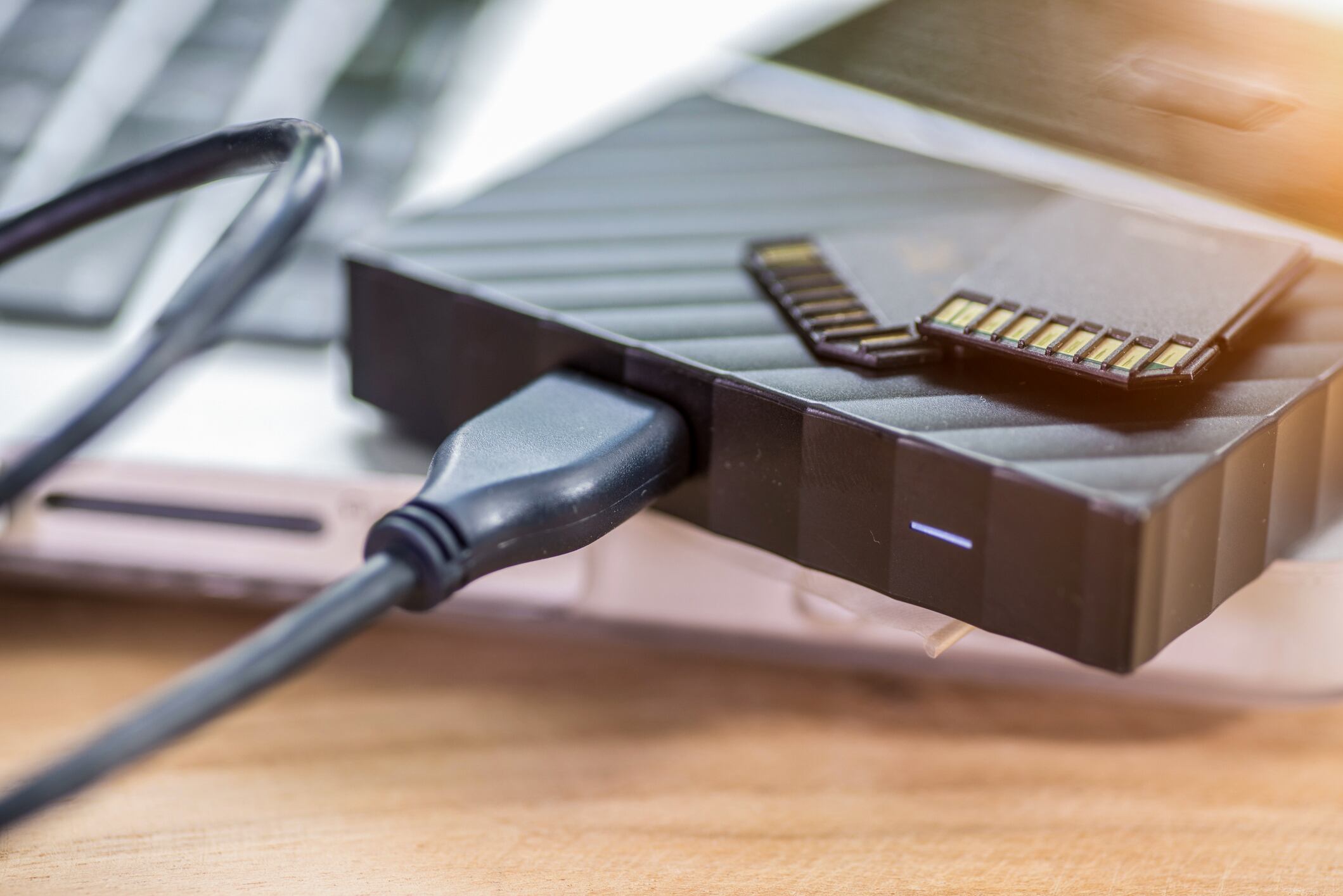 Al buscar un disco duro externo, los interesados deben tener en cuenta aspectos como la capacidad, el tipo de conexión y la reputación de la marca, lo que les permitirá tomar una decisión informada.