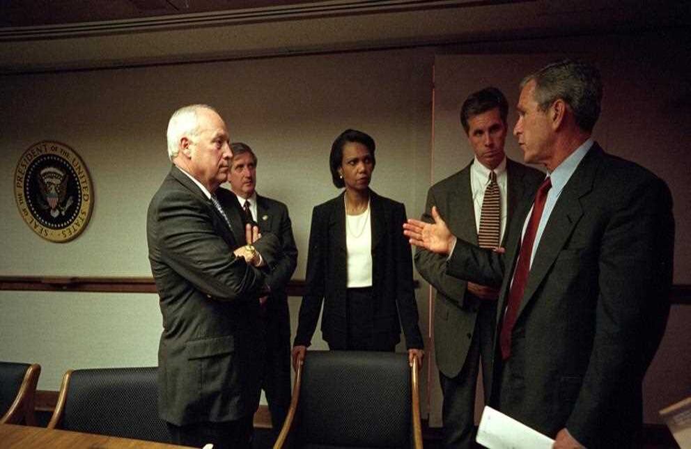 Bush recibe detalles e imparte órdenes en uno de los momentos más críticos. Foto: Eric Draper